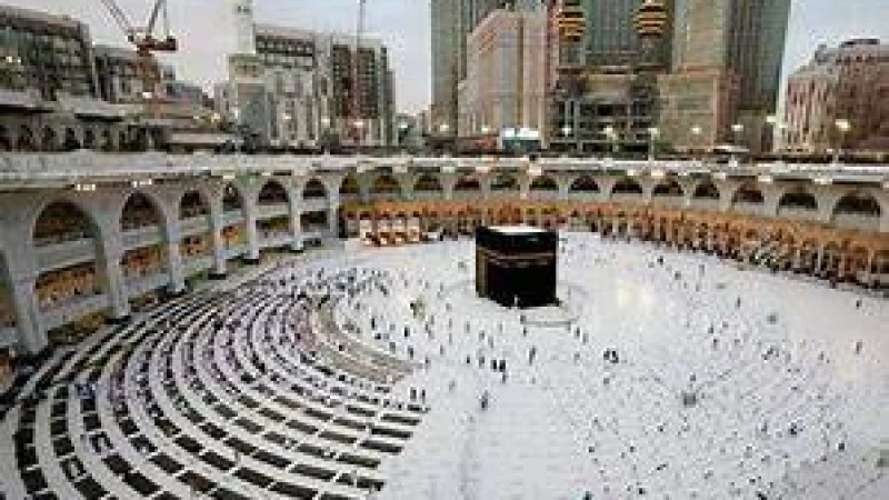 মসজিদুল হারামের ৩৫ হাজার কার্পেট পরিষ্কার করা হয় যেভাবে