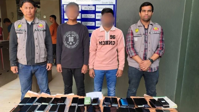 ভারত থেকে শুল্ক ফাঁকি দিয়ে অবৈধ পথে আনা ১৮৩টি মোবাইল ফোন উদ্ধারসহ চক্রের দুইজনকে গ্রেফতার করেছে ডিবি