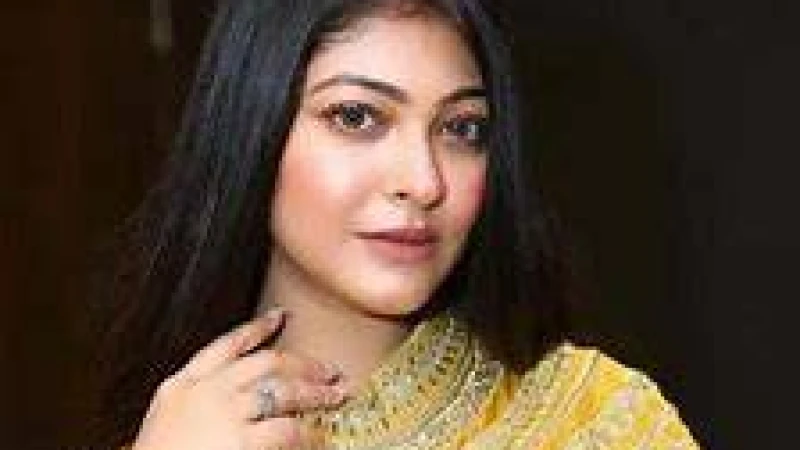 অপমান করে মঞ্চ থেকে নামিয়ে দেওয়া হলো অভিনেত্রী রুকমাকে!