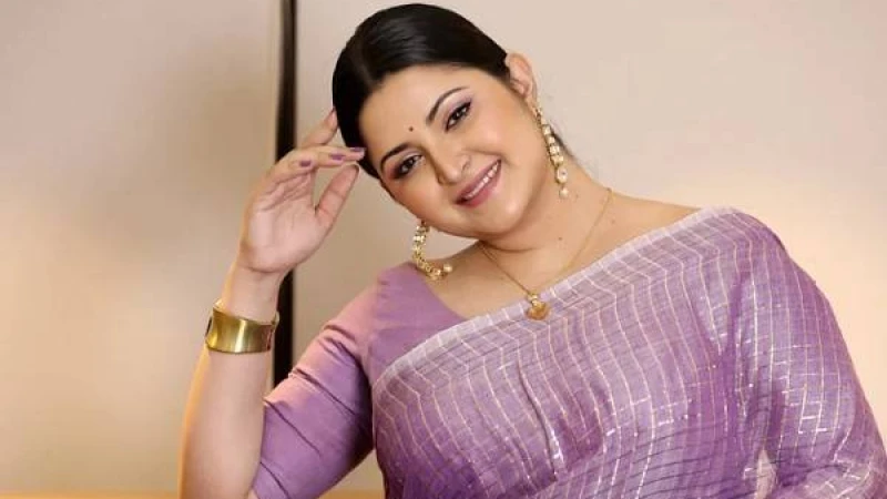 ‘মা’ নিয়ে ক্যাফে লাইভে আসছেন পরীমনি