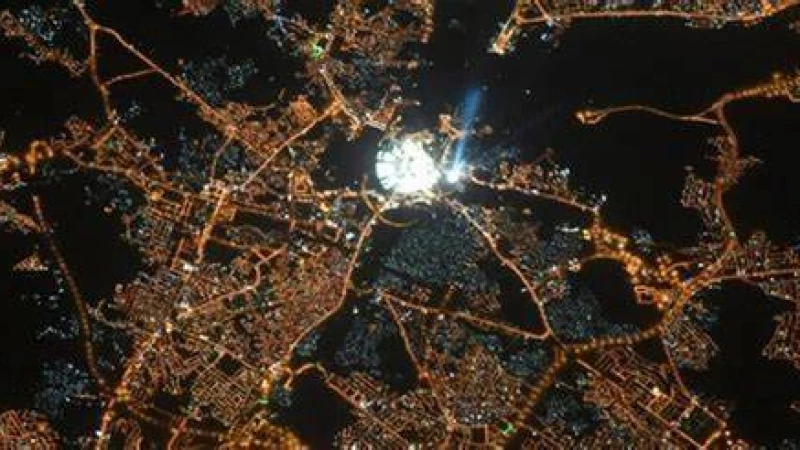 মক্কার উজ্জ্বল দৃশ্য ধারণ করলেন যে মুসলিম নারী নভোচারী