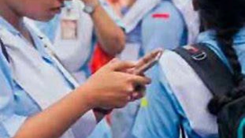 স্মার্ট নয়, বাটন ফোন নিতে পারবে ভিকারুননিসার শিক্ষার্থীরা