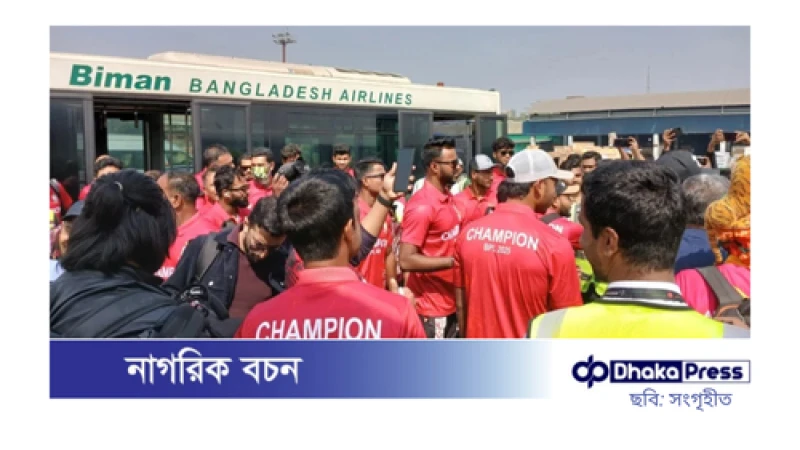 বিমানে চড়ে বরিশালে পৌঁছেছে বিপিএল ট্রফি, লঞ্চে নয়