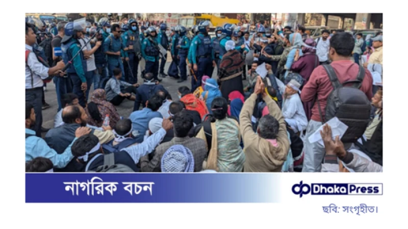 শাহবাগ মোড়ে শিক্ষকদের অবরোধ, যান চলাচল বন্ধ