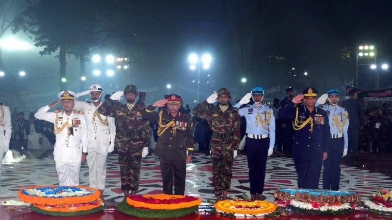 কেন্দ্রীয় শহীদ মিনারে সেনাপ্রধানের শ্রদ্ধাঞ্জলি