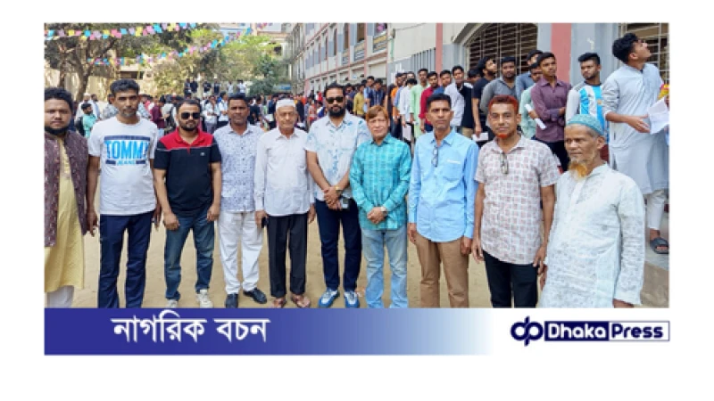 দক্ষিণ হালিশহরে হালনাগাদ ভোটার আইডির ছবি তোলার কার্যক্রম পরিদর্শনে আঞ্চলিক নির্বাচন কর্মকর্তা