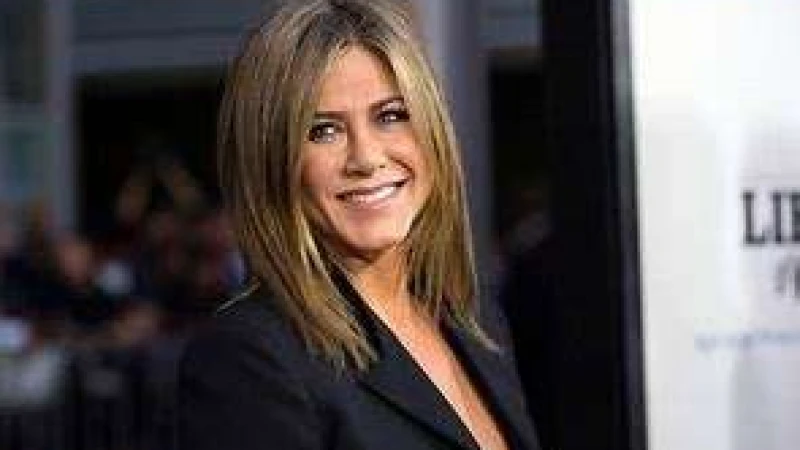 কোর্টনি পৃথিবীর সবচেয়ে মজার মানুষ : অ্যানিস্টন