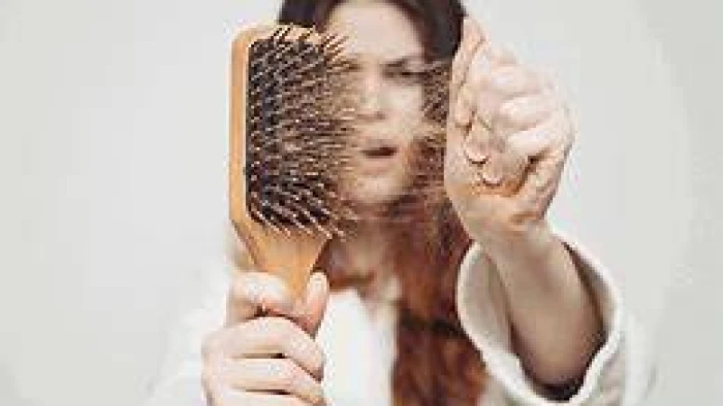 চুল পড়ার জন্য মেনোপোজ ও অনিয়মিত ঋতুচক্র কি দায়ী?