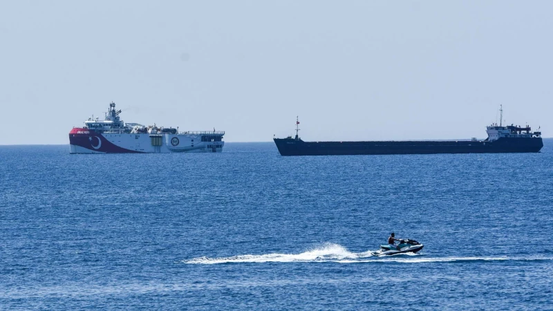 পালাল মাদক কারবারিরা সাগরে সাবমেরিন ফেলে