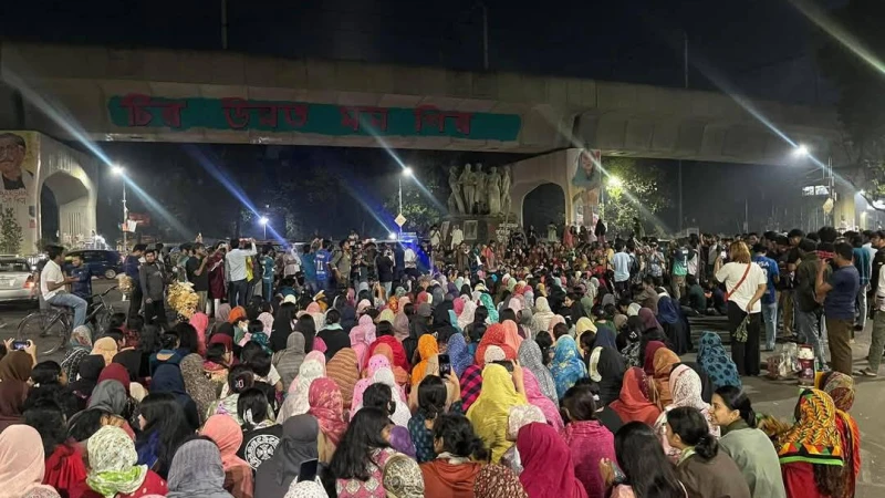 মধ্যরাতে উত্তাল ঢাকা বিশ্ববিদ্যালয়