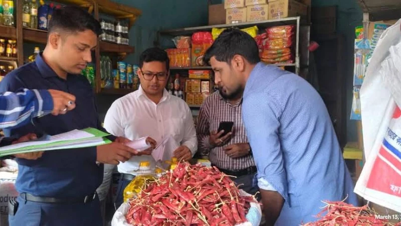 চট্টগ্রামে নিত্য পণ্যের বাজার মনিটরিং এ জেলা প্রশাসনের টিম