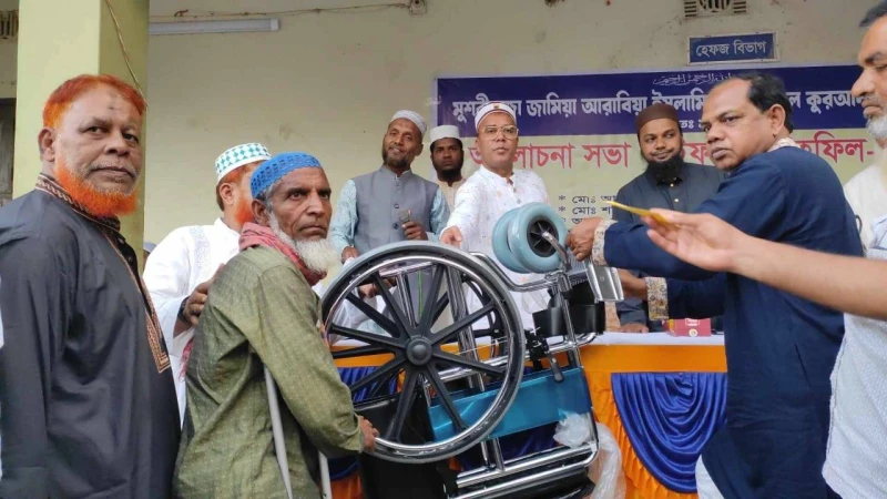 চাঁপাইনবাবগঞ্জে ইফতারহুইল চেয়ার ও আর্থিক সহায়তা প্রদান