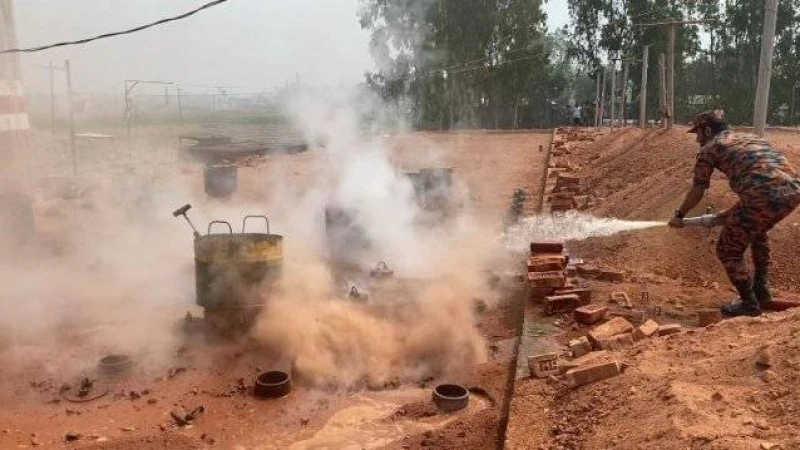 ফায়ার সার্ভিসের সহায়তায় পানি ঢেলে বন্ধ অবৈধ ইটভাটা