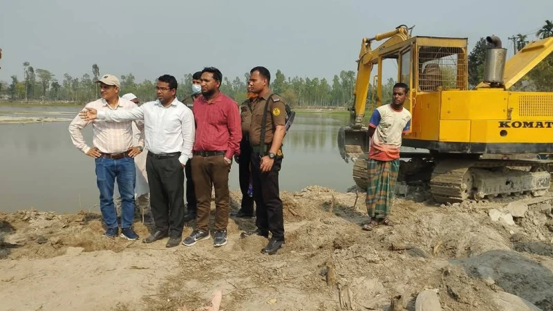 দখলমুক্ত করতে চাকিরপশার নদে উচ্ছেদ অভিযান