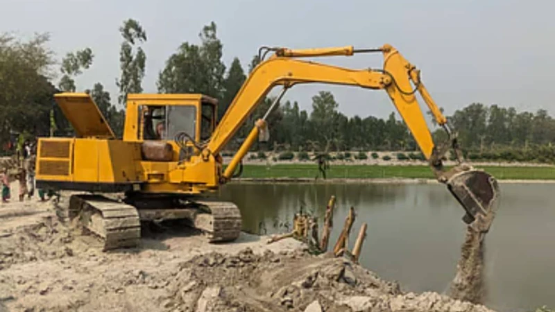 ঈদ কে সামনে রেখে চারঘাট  উপজেলা কৃষি জমিতে পুকুর খননের মহোৎসব দেখার কেউ নেই।।