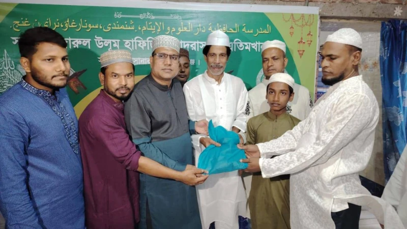 এডভোকেট এম.ওমর ফারুকের নিজস্ব অর্থায়নে  মাদ্রাসা ও  এতিম ছাত্রদের মাঝে ঈদের নতুন  পোশাক  বিতরন।