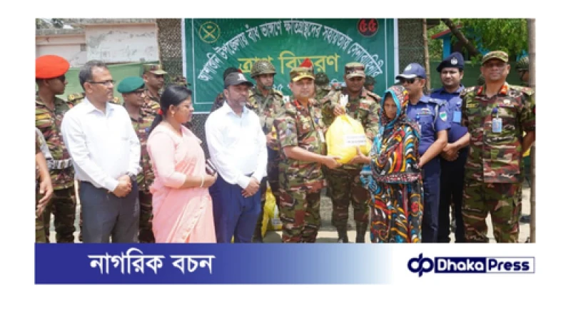 সাতক্ষীরার আশাশুনিতে রিং বাঁধ নির্মাণ এবং ত্রাণ বিতরণে বাংলাদেশ সেনাবাহিনী