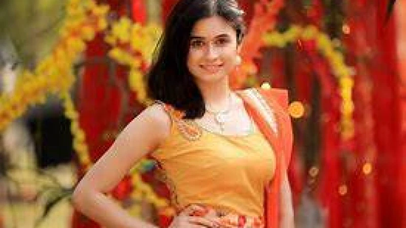 নেচে গেয়ে মাতালেন নিজের গায়ে হলুদ অনুষ্ঠানঃ ঐশী