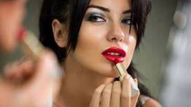 লিপস্টিক ব্যবহারে বিপদ এড়াতে করণীয়