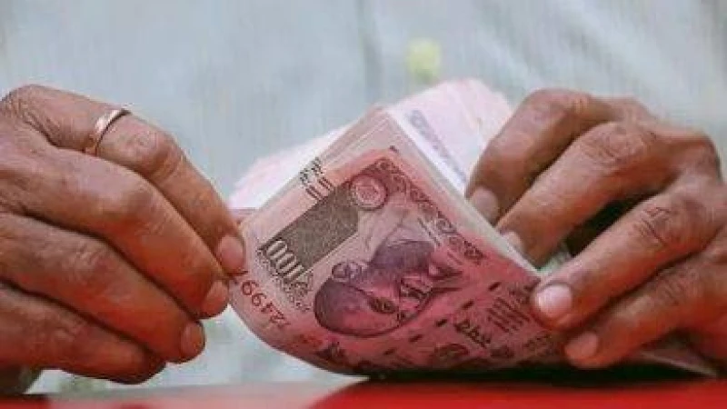 সরকারি কর্মীদের বেতন বাড়লেও জিনিসের দাম বাড়ে না ভারতে