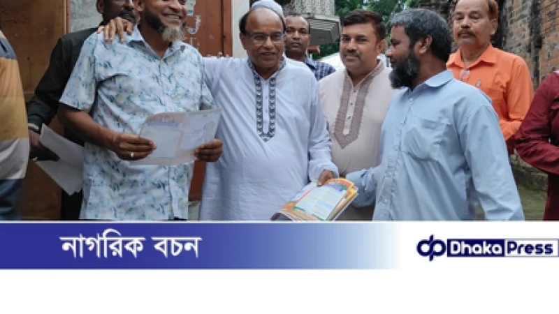 চাঁপাইনবাবগঞ্জের মহারাজপুরে গণসংযোগ কার্যক্রমে লিফলেট বিতরণ