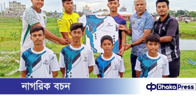 একাডেমির নবাগত ফুটবলাদের মাঝে প্রাকটিস জার্সি বিতরণ