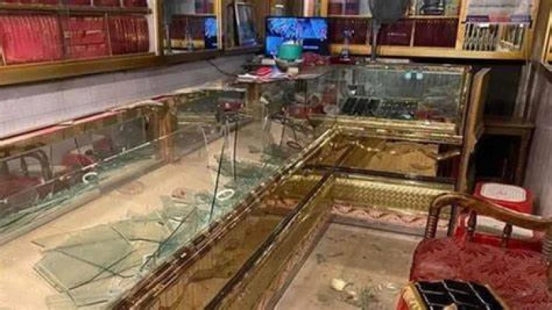 লক্ষ্মীপুরে ককটেল ফাটিয়ে স্বর্ণের দোকান লুট