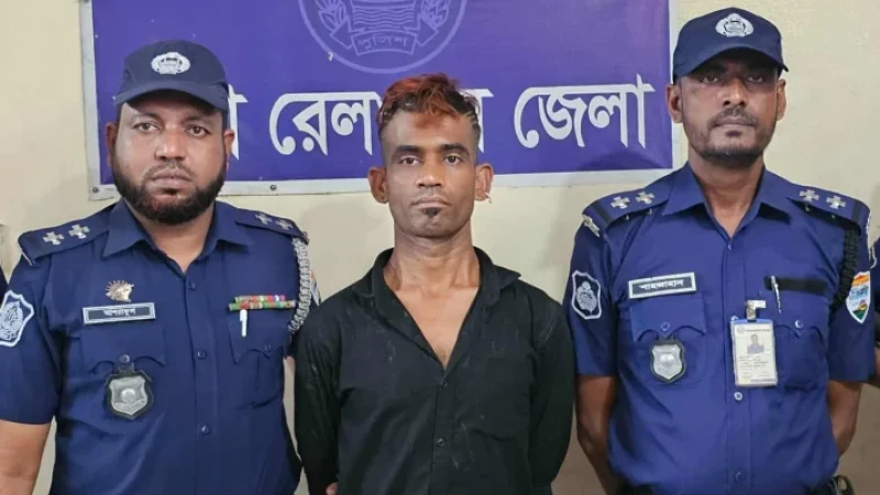 কমলাপুর স্টেশনে চাপাতি হাতে ভাইরাল যুবক আটক