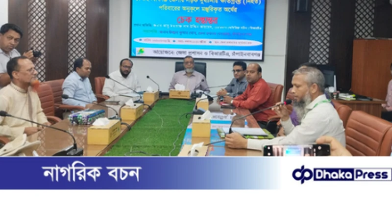 চাঁপাইনবাবগঞ্জে সড়ক দুর্ঘটনায় নিহত পরিবারের মাঝে চেক হস্তান্তর