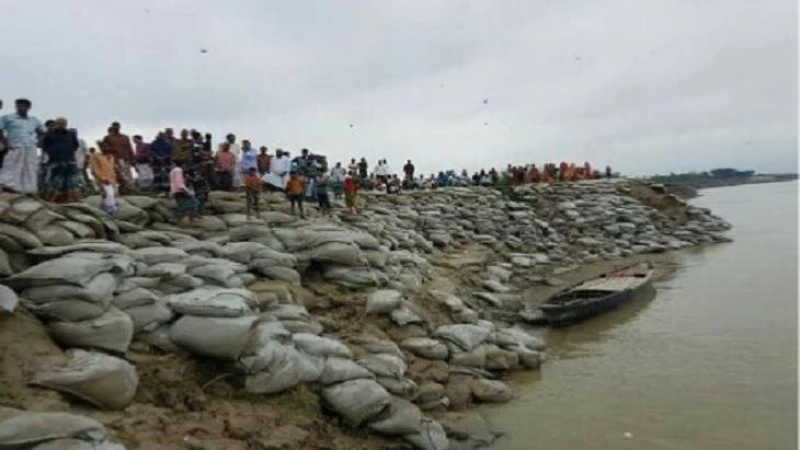 বিষখালী নদীর ভাঙন রোধে সিসি ব্লক চায় ক্ষতিগ্রস্তরা ত্রাণ নয়
