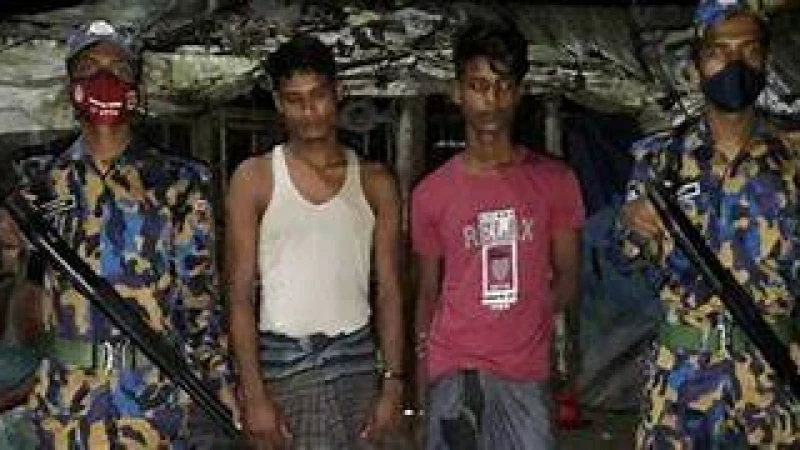 রোহিঙ্গা ক্যাম্পে অস্ত্র সরবরাহকালে দুই রোহিঙ্গাকে আটক