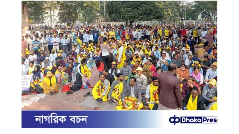 আজও শহীদ মিনারে স্বাস্থ্য সহকারীদের অবস্থান, সারাদেশে টিকাদান কার্যক্রম বন্ধ