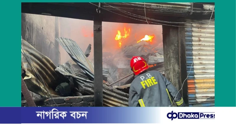 লালবাগে প্লাস্টিক গোডাউনের আগুন নিয়ন্ত্রণে