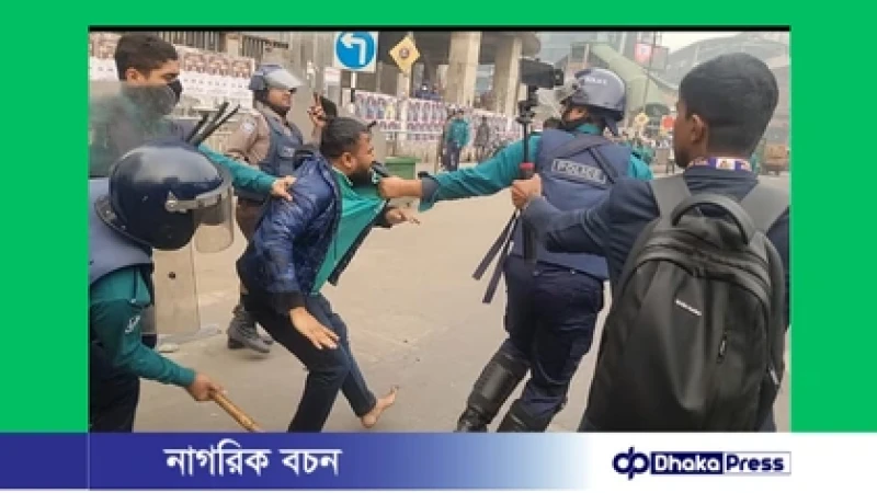 কারওয়ান বাজারে পুলিশ ও মোবাইল ব্যাবসায়ীদের ধাওয়াপাল্টা ধাওয়া