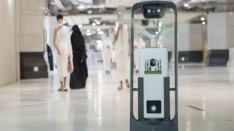 জীবাণুমুক্ত রাখতে কাবা প্রাঙ্গণ ১১ রোবট