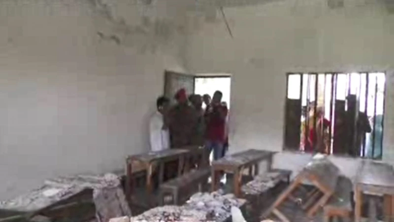 পলেস্তারা খসে পরীক্ষার হলে ৬ ছাত্রী আহত