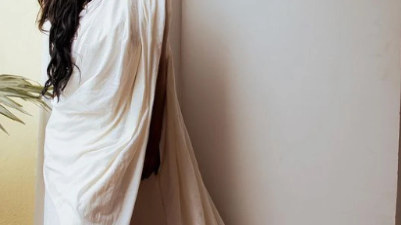 সামনে এলেন মধুমিতা বিনোদিনী বেশে