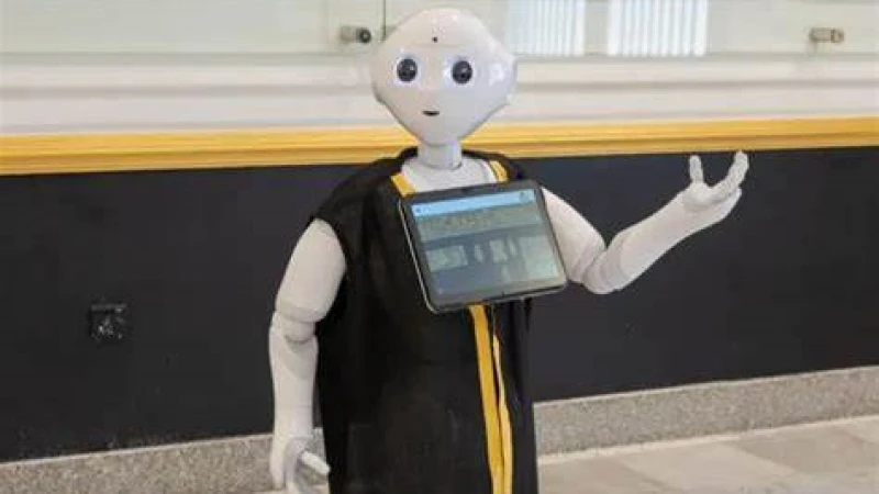 কাবার গিলাফ তৈরির বর্ণনা দিচ্ছে দর্শনার্থীদের রোবট