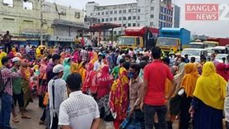 বেতন-বোনাসের দাবিতে টঙ্গীতে মহাসড়ক অবরোধ