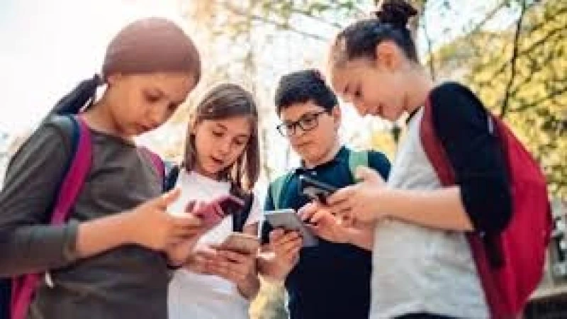 ফ্রান্সে ১৫ বছরের কম বয়সীদের জন্য সোশ্যাল মিডিয়া নিষিদ্ধে বিল পাস