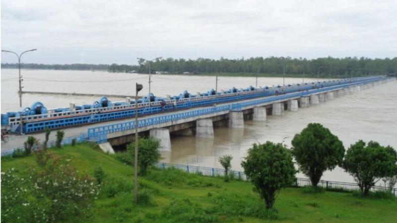উজানের ঢল আর ভারী বৃষ্টিতে তিস্তায় পানি হঠাৎ বিপৎসীমার ওপরে