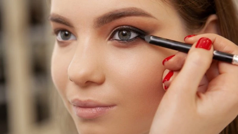 চোখে কাজল লাগাতে যত ভুল