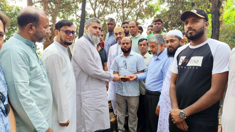 মুরাদনগরে অগ্নিকাণ্ডে ক্ষতিগ্রস্তদের পাশে ধর্মমন্ত্রী কায়কোবাদ