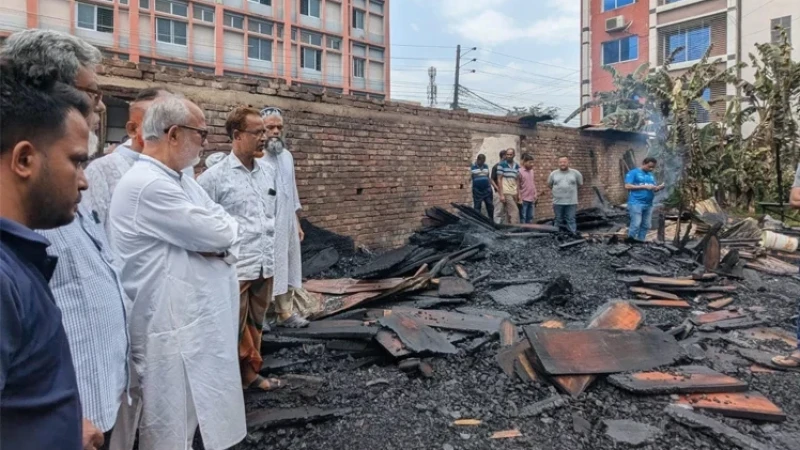 খুলনায় অগ্নিকাণ্ডে চারটি দোকান ও দুটি গুদাম ভস্মীভূত