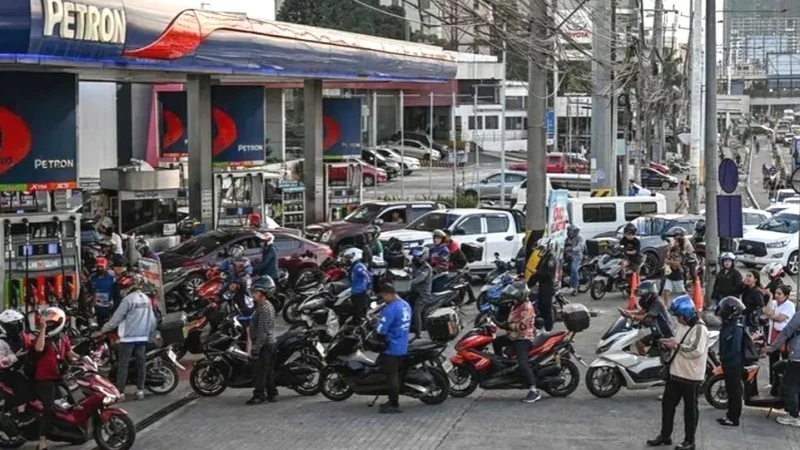 বিশ্বজুড়ে সংঘাতের প্রভাব, ফিলিপাইনে জ্বালানি সংকটে বন্ধ শতাধিক পাম্প