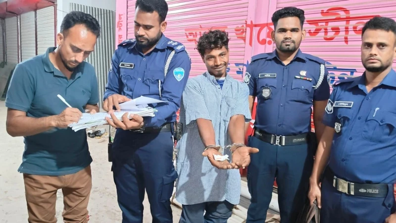 মুরাদনগরে মাদক কারবারি আটক, জনতার হাতে ধরা পড়ে পুলিশে সোপর্দ