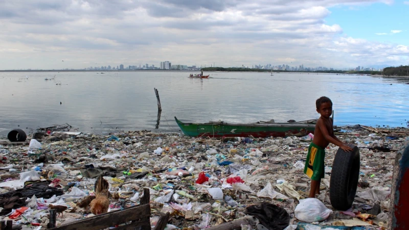 প্লাস্টিক বর্জ্য জমা হচ্ছে চট্টগ্রামের কর্ণফুলী ও রূপসা নদীতে