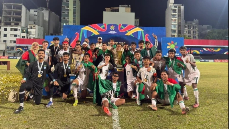 মালেতে রোনানদের শিরোপা উৎসব