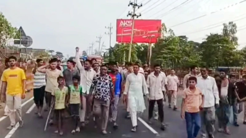 সীতাকুণ্ডে অবৈধ বালু উত্তোলন ঘিরে সংঘর্ষ, চট্টগ্রাম-ঢাকা মহাসড়ক অবরোধ