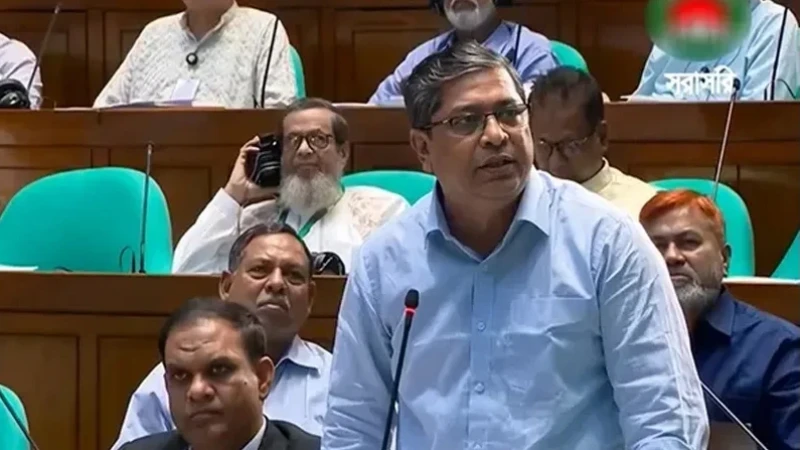 লন্ডনে তারেক রহমানকে ট্রফি দিয়ে ভোটের তারিখ আনেন ড. ইউনূস